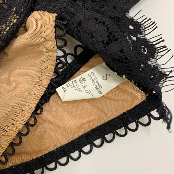 Black Floral Lace Under Wire Bra With Ajustable Straps and Gold Hardwear Small - Picture 9 of 10